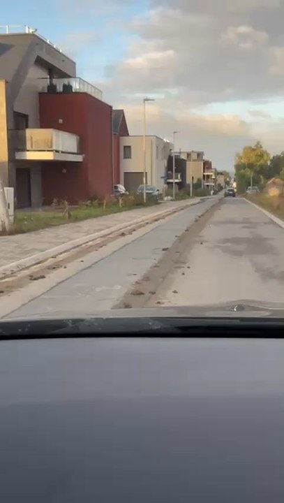 A Bouge, une rue toute sale à cause du passage des engins qui travaillent sur un chantier
