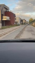 A Bouge, une rue toute sale à cause du passage des engins qui travaillent sur un chantier