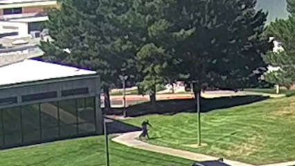 El FBI ha publicado un nuevo video que muestra al presunto asesino de Charlie Kirk