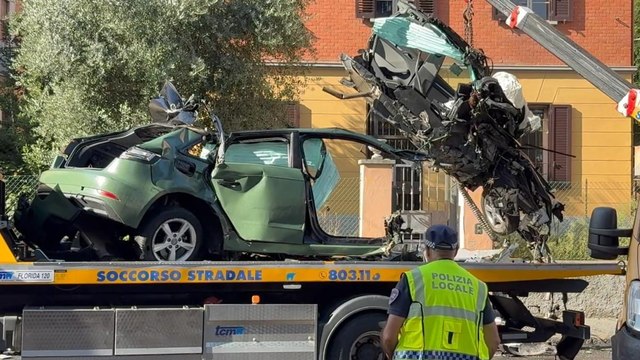 Bologna, i resti dell'auto rubata che si è schiantata via Murri: nell'incidente è morto un ragazzo di 18 anni