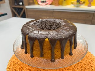 Bolo de Cenoura com Calda de Chocolate Cremosa