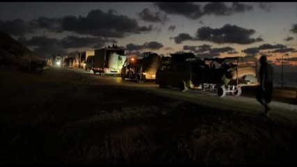 Sfollati dal Nord Di Gaza, la fila di notte lungo la strada costiera