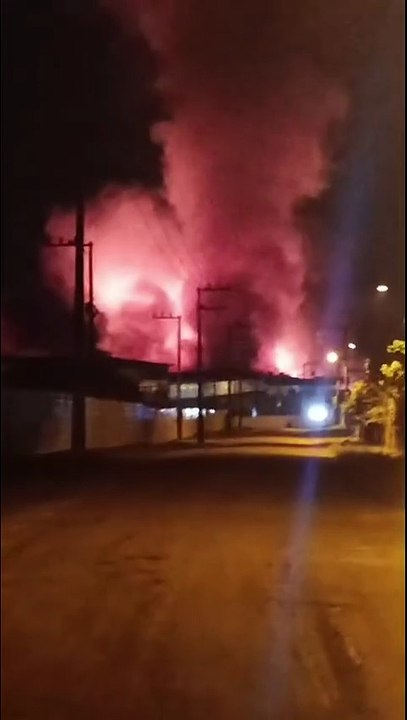 Chamas gigantescas se formam após incêndio atingir fábrica de papelão em Jaraguá do Sul