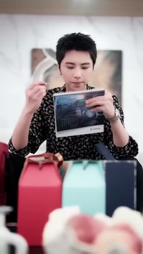 (6) After her parents died, she was taken home by a powerful man in Beijing and raised as a child. When she grew up, she deliberately approached other men to find out the truth. However, she didn't know that the man who raised her had already fallen in lo