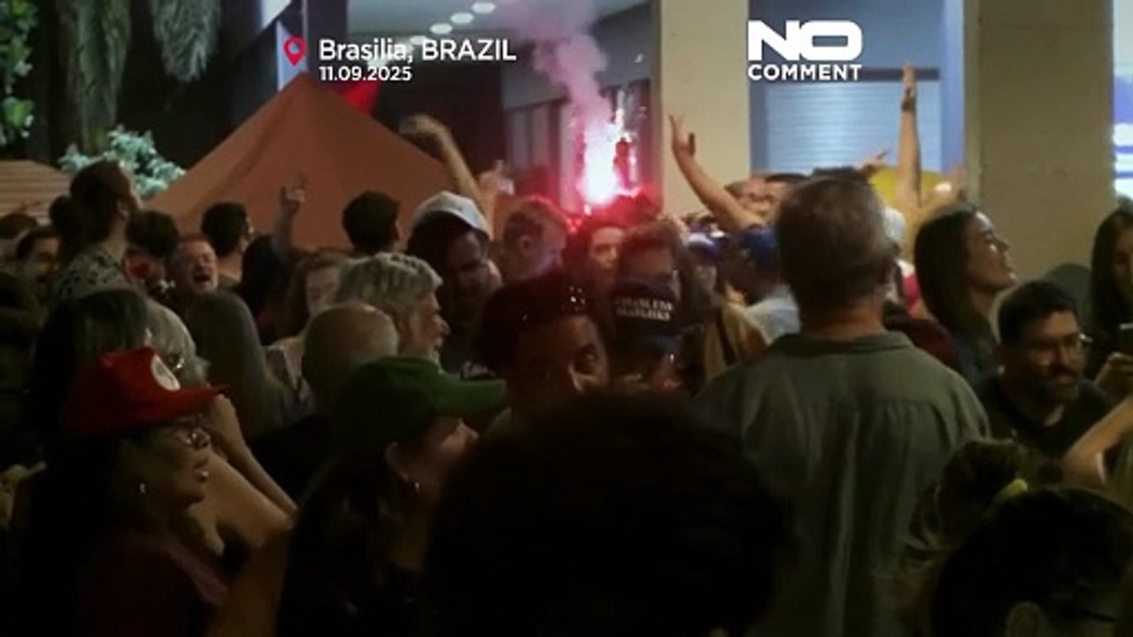 Folla in festa a Brasilia dopo la condanna di Bolsonaro per tentato golpe