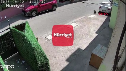 Annesini ve üvey kardeşini öldürmüştü! Evden çıktığı anlar kamerada