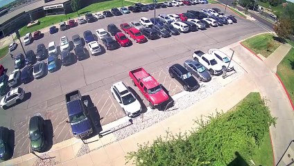 El FBI difundio un video que muestra al sospechoso de disparar a Charlie Kirk huyendo