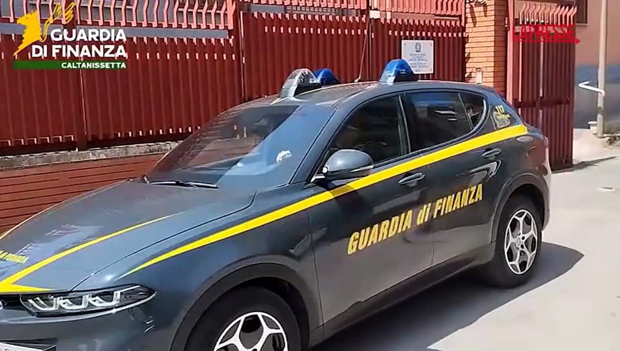 Caltanissetta, contrabbandava tabacco Gutka e Snus: le immagini del sequestro