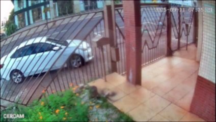 Motorista atropela placa de sinalização na Rua Recife