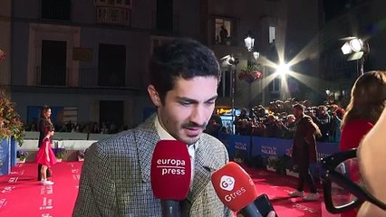Lucien Laviscount felicita a Ursula Corberó y Chino Darín por su primer hijo