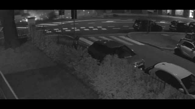 Il video dello schianto dell'auto rubata inseguita dalla polizia a Bologna: morto il 18enne Valjero Maksuti