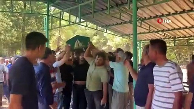 Öğretmen babanın en ağır yükü: Okul bahçesinde fenalaşan oğlunun tabutunu bir an olsun bırakmadı