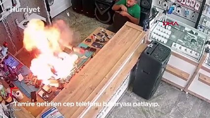 Tamire getirilen cep telefonu bataryası patlayıp, alev aldı; o anlar kamerada!