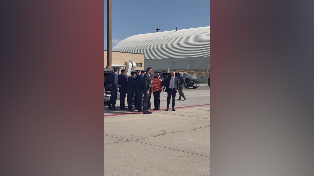 JD Vance ayuda a cargar el féretro de Charlie Kirk en el Air Force Two