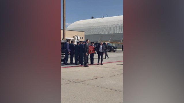 JD Vance ayuda a cargar el féretro de Charlie Kirk en el Air Force Two