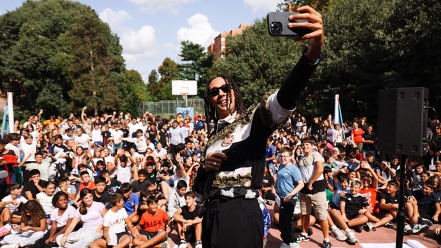 Ghali nella sua ex scuola media a Baggio: «A volte la scuola è uno sbattimento, ma ci insegna cos'è la vita»