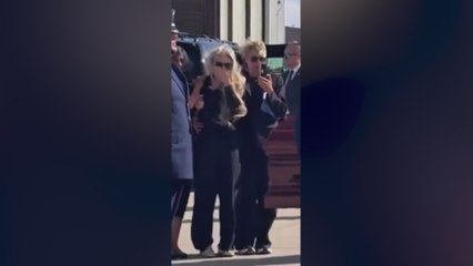 Charlie Kirk’s Wife Breaks Down Seeing His Casket Unloaded from Air Force Two