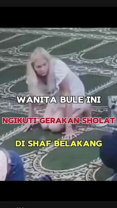 Wanita Bule Ini Tiba-tiba Mengikuti Gerakan Sholat