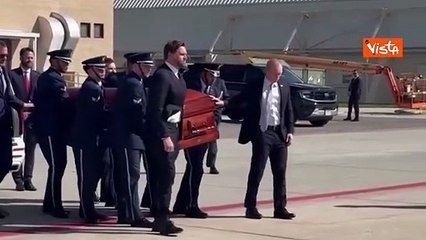 Omicidio di Charlie Kirk, JD Vance scorta il feretro in Arizona sull'Air Force Two