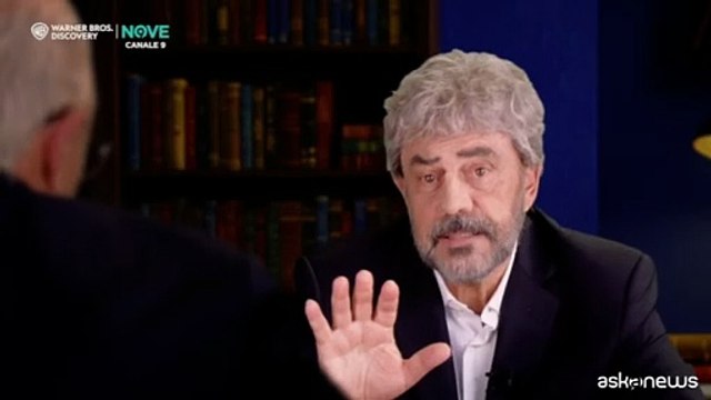 Maurizio Crozza si trasforma in Roberto Fico a colloquio con De Luca