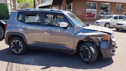 Jeep Renegade e Honda Fit colidem no bairro Coqueiral, em Cascavel
