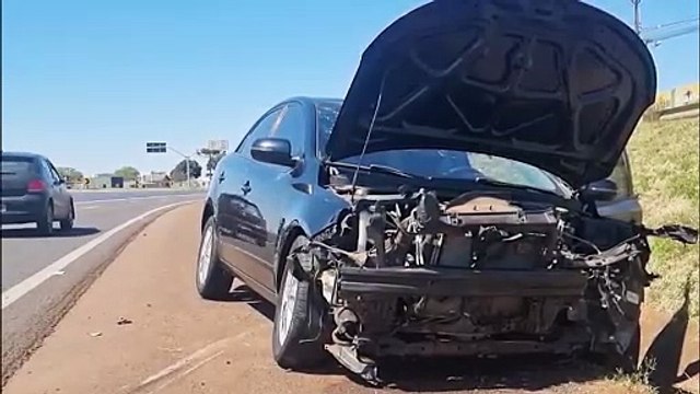 Condutor perde controle de Kia Cerato e colide contra canteiro na PRc-467, em Cascavel