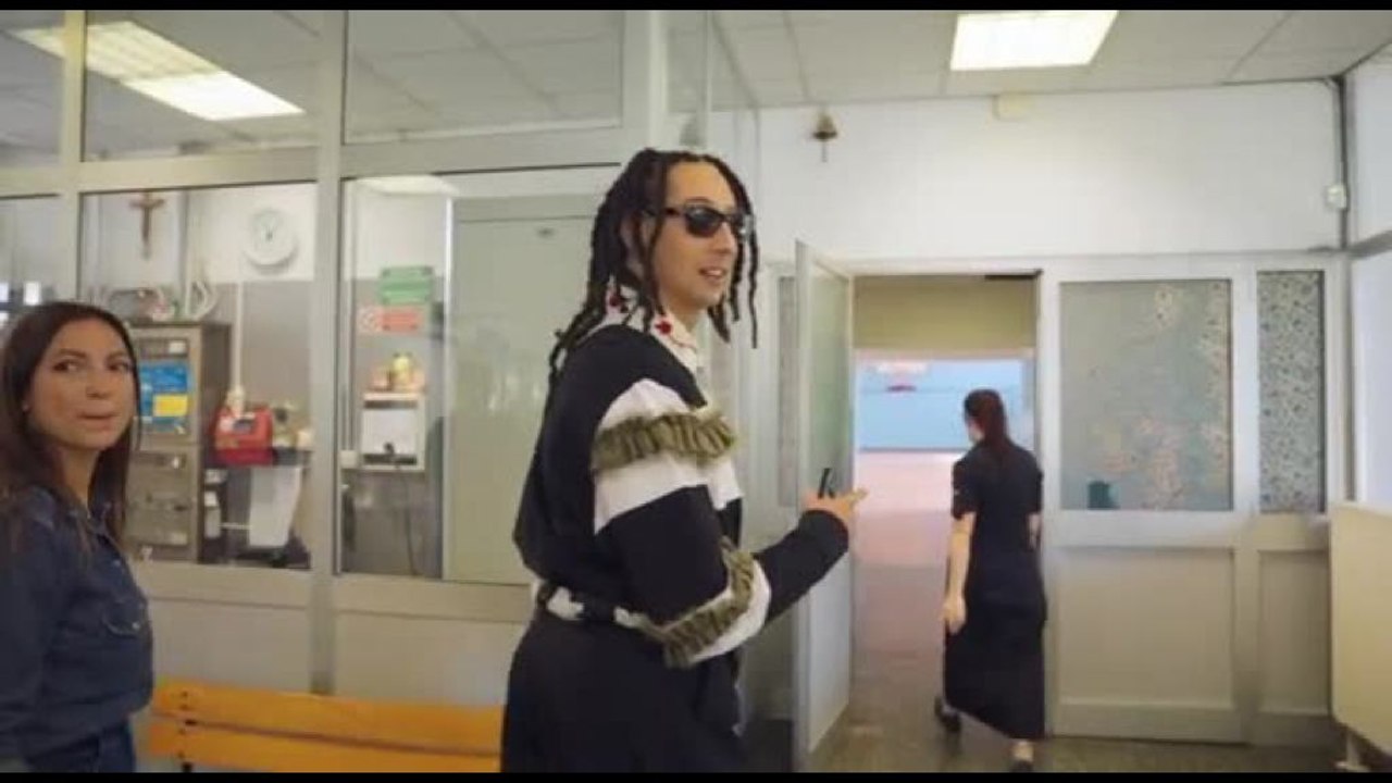 Ghali "torna tra i banchi", il rapper nella sua scuola media di Baggio