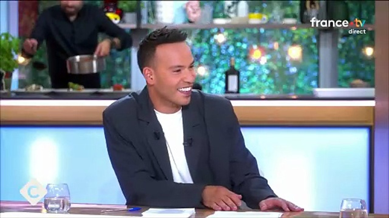 VOICI - "Je ne vous connais pas" : Florent Pagny débarque dans C à vous et fait une remarque qui surprend Mohamed Bouhafsi (ZAPTV)