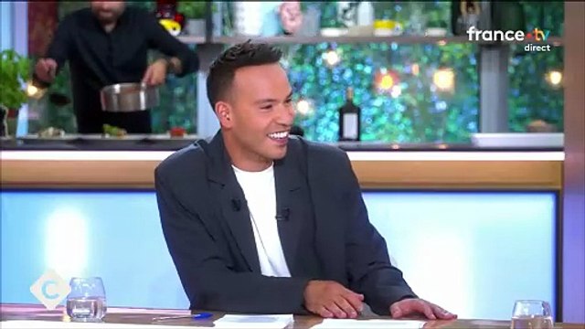 VOICI - Je ne vous connais pas : Florent Pagny débarque dans C à vous et fait une remarque qui surprend Mohamed Bouhafsi (ZAPTV)