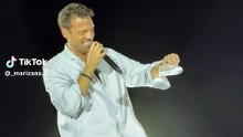 Αργυρός - «Έλιωσε» ο τραγουδιστής με το δώρο που δέχτηκε επί σκηνής για τον γιο του, Βασίλη