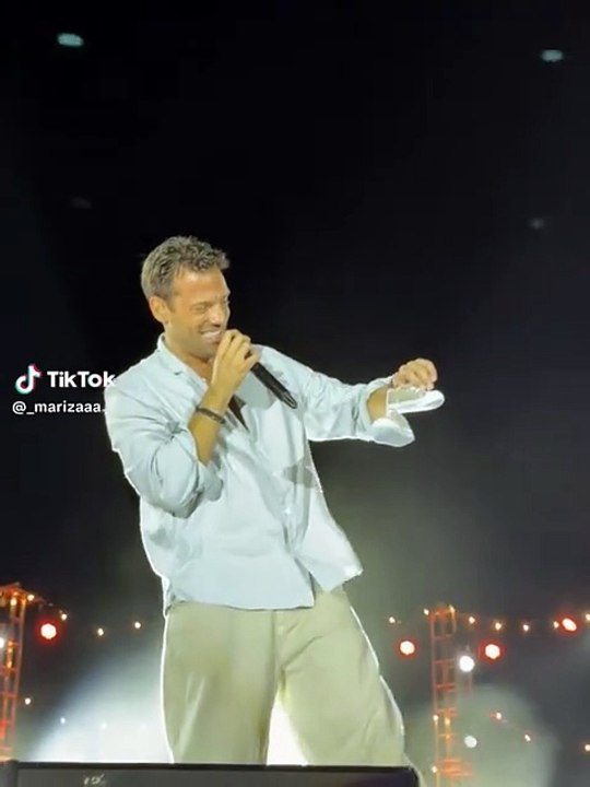 Αργυρός - «Έλιωσε» ο τραγουδιστής με το δώρο πο...