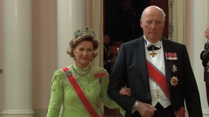 Realeza Rebelde: Um Amor Improvável Trailer Oficial