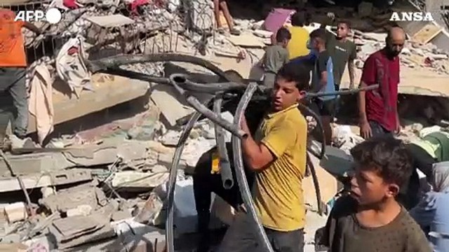 Gaza City, palestinesi fra le macerie dopo l'ennesimo raid israeliano