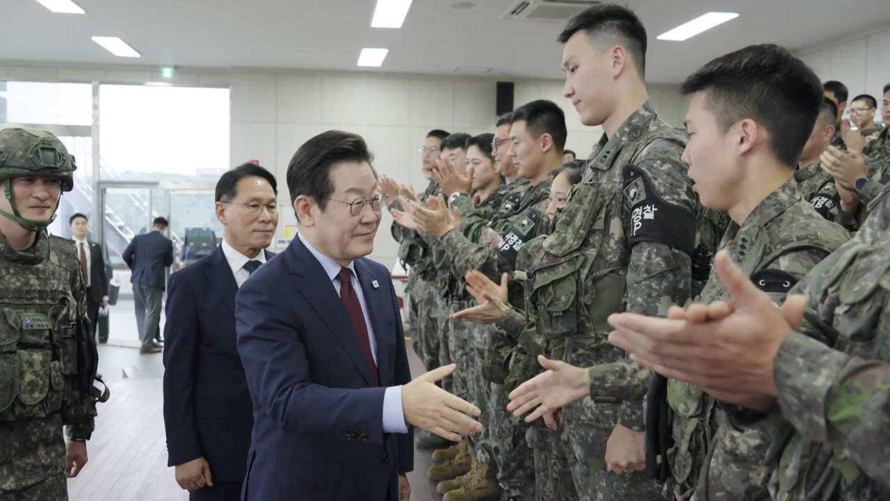 이 대통령, 최전방 부대 찾아 "장병 건강도 중요" / YTN
