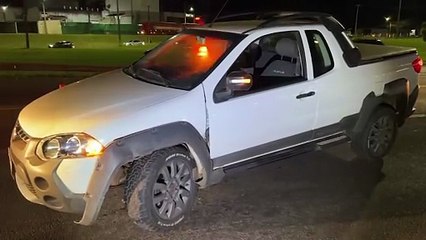 Ford Ka tem roda arrancada em colisão contra Strada na BR-277 em Cascavel