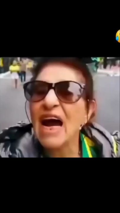 tem que tirar celular é dos velhos loucos, não das crianças haha