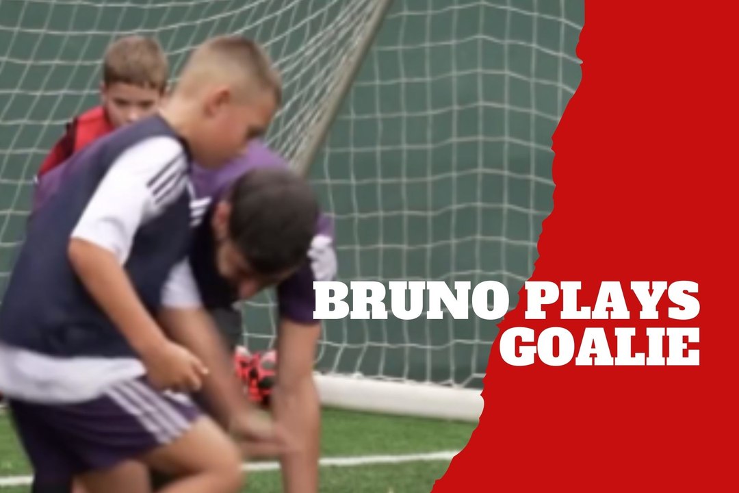 Manchester United star Bruno Fernandes gets schooled by kids