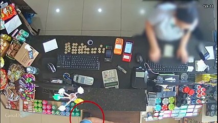 Câmera flagra furto de carteira em estabelecimento na Avenida Assunção
