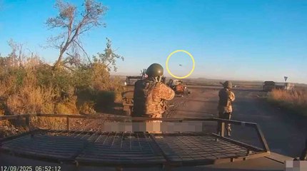 Ukrainische Drohne stoppt russischen Konvoi und verursacht Panik unter Soldaten!