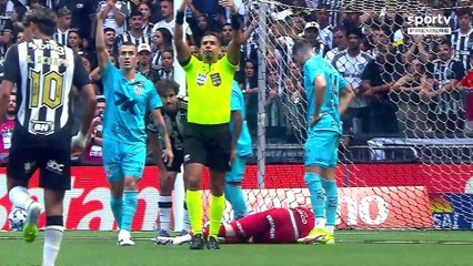 Goleiro do Santos leva pancada na cabeça e sai de campo de ambulância
