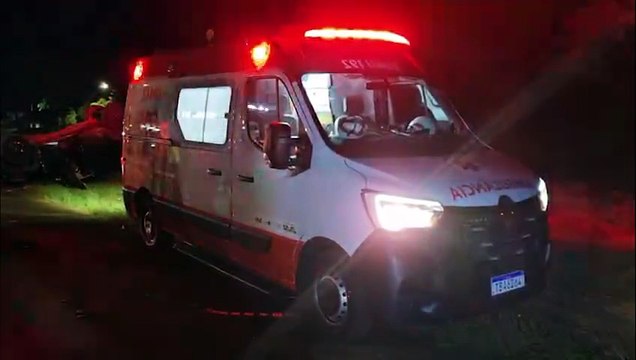 Renegade capota e carreta com soja tomba em colisão com dois feridos na BR-277 em Santa Tereza do Oeste