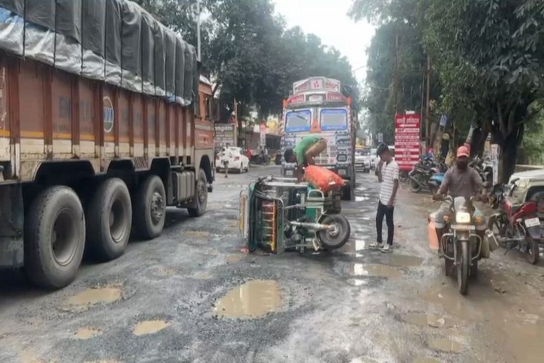 अंबिकापुर में गड्ढे से भरी स्टेट हाइवे पर पलट ग...