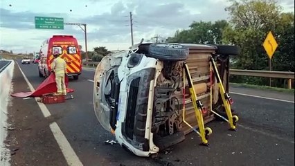 Jovem é socorrida após capotar Fiat Mobi na PRc-467 no Brasmadeira