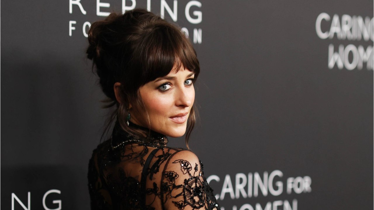 GALA VIDEO - Après Margot Robbie, Dakota Johnson ose à son tour la robe 100% transparente : un look aussi glamour que sensuel !