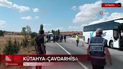 Kütahya’da yol kontrolü yapan jandarma takla atan otomobilin altında kaldı