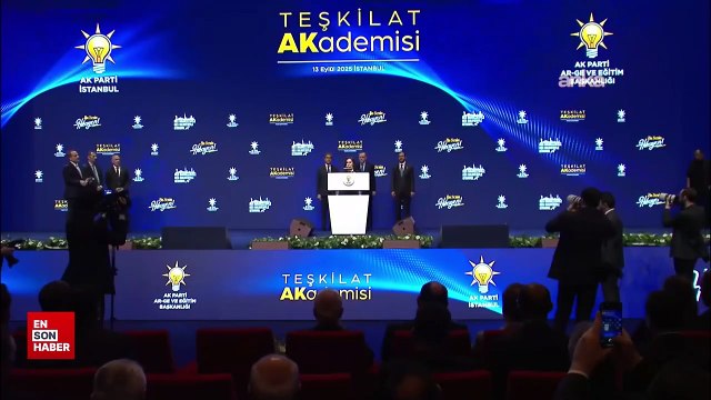AK Parti'ye geçen Özlem Vural Gürzel’e rozetini Cumhurbaşkanı Erdoğan taktı