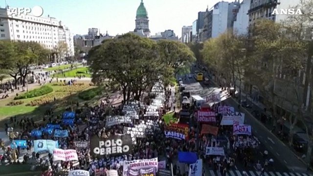 Argentina, nuova manifestazione contro i tagli voluti da Milei