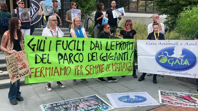 San Giuliano Milanese, la protesta degli animalisti contro l'abbattimento delle lepri