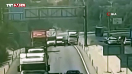 Antalya'da kontrolden çıkan tır bariyerlere çarptı