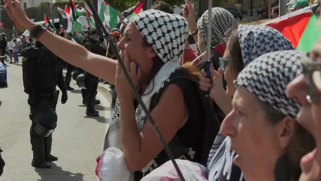 Manifestantes pro palestinos se oponen al equipo israelí en La Vuelta cuando la carrera llega a Madrid